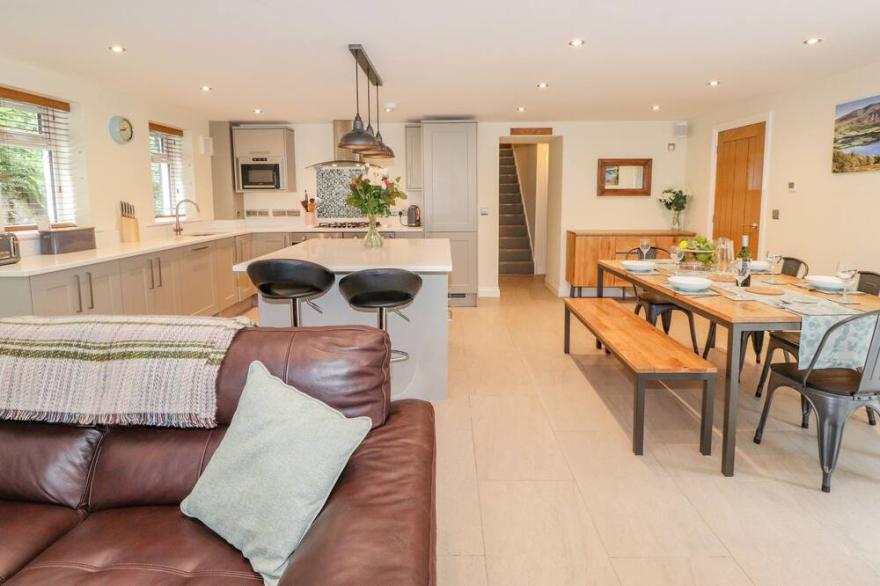 LADSTOCK COTTAGE, pet friendly, with a garden in Braithwaite