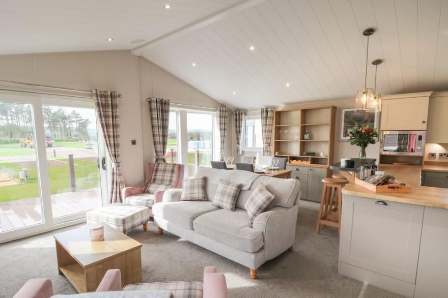 SEA HOLLY LODGE, pet friendly, with a garden in Runswick Bay