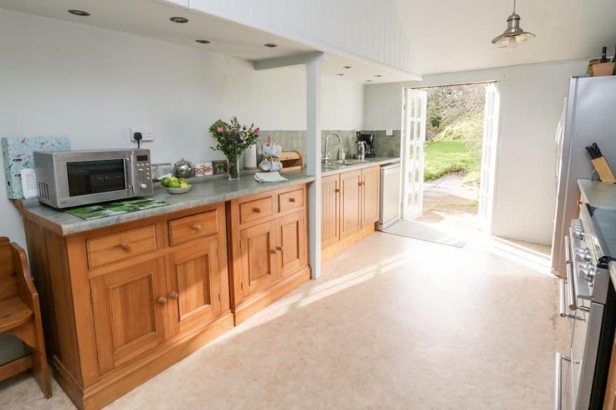 HAYLOFT AT MAGNOLIA LAKE, family friendly, with open fire in Dawlish