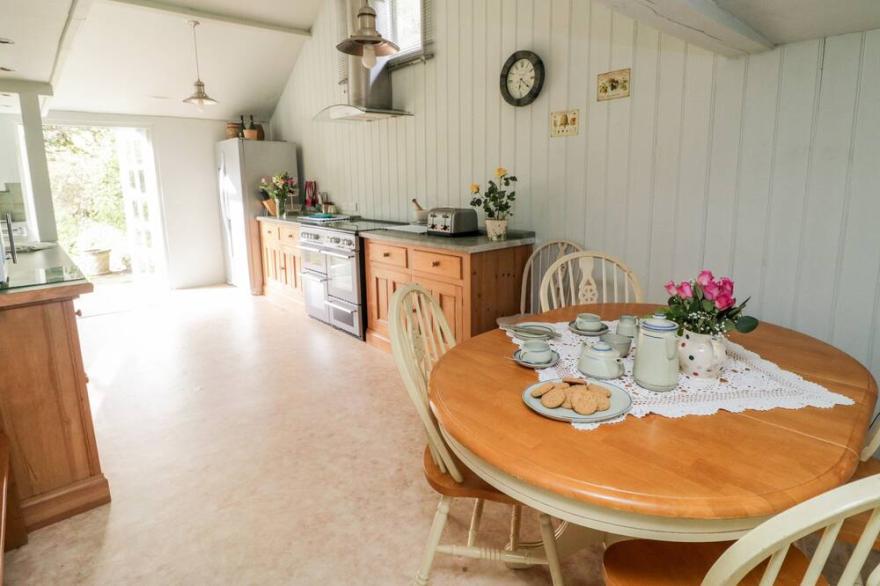 HAYLOFT AT MAGNOLIA LAKE, family friendly, with open fire in Dawlish