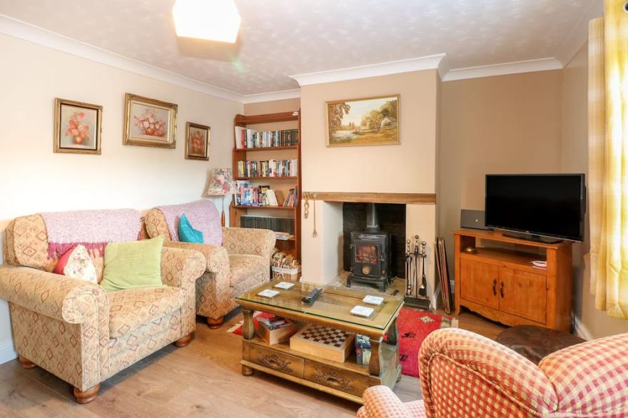 ROSE COTTAGE, pet friendly, country holiday cottage in Downham Market
