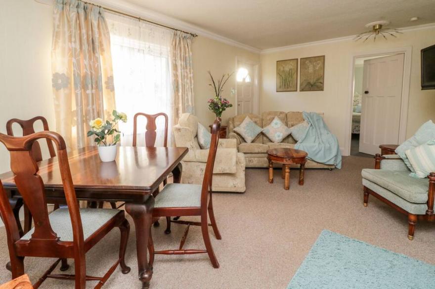 THE BLUE HOUSE AT MAGNOLIA LAKE, character holiday cottage in Dawlish