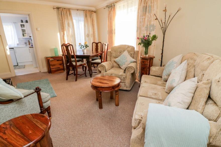 THE BLUE HOUSE AT MAGNOLIA LAKE, character holiday cottage in Dawlish