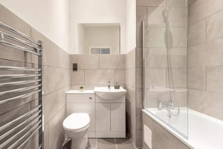Stunning Newly Furnished Flat in Southside.