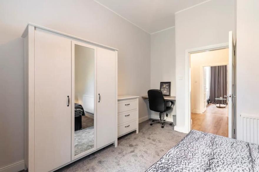 Stunning Newly Furnished Flat in Southside.