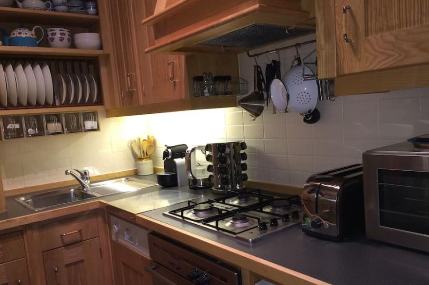 Quiet, Elegant Town House apartment minutes from the west end , Trafalgar Square