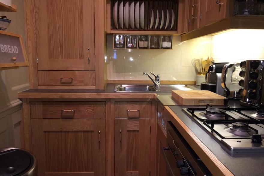 Quiet, Elegant Town House apartment minutes from the west end , Trafalgar Square