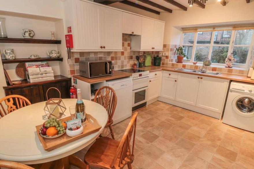 THE OLD POTTING SHED, family friendly in Kirkbymoorside