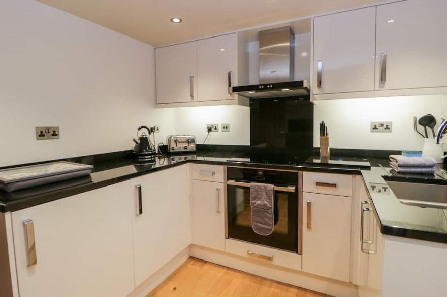 BRIDGE COTTAGE, family friendly, with a garden in Newby Bridge