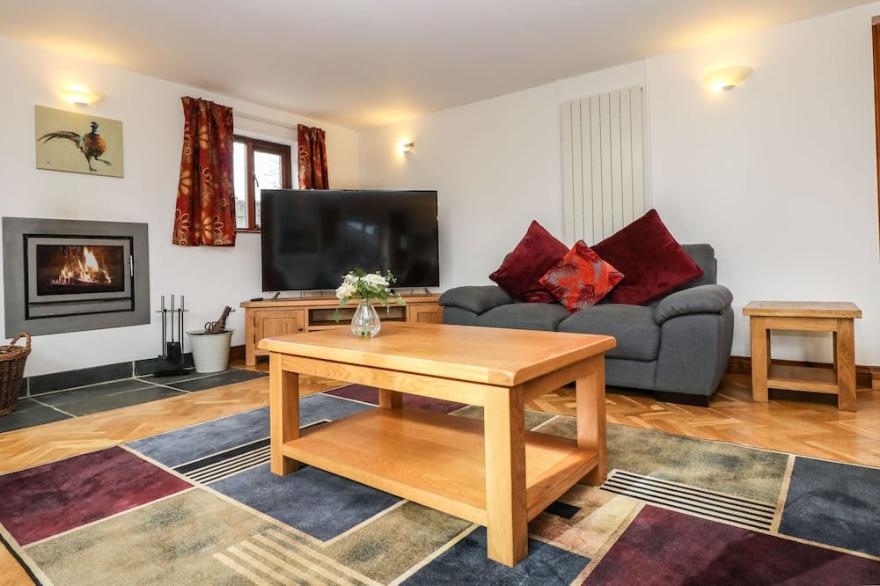 SOUTH BODUEL FARMHOUSE, pet friendly, with open fire in Liskeard