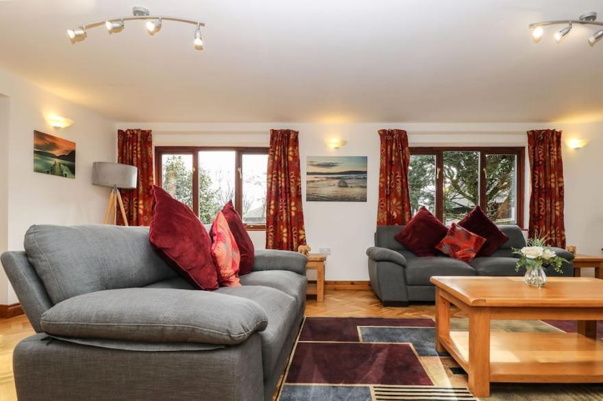 SOUTH BODUEL FARMHOUSE, pet friendly, with open fire in Liskeard