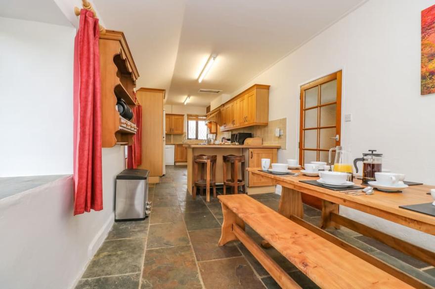 SOUTH BODUEL FARMHOUSE, pet friendly, with open fire in Liskeard