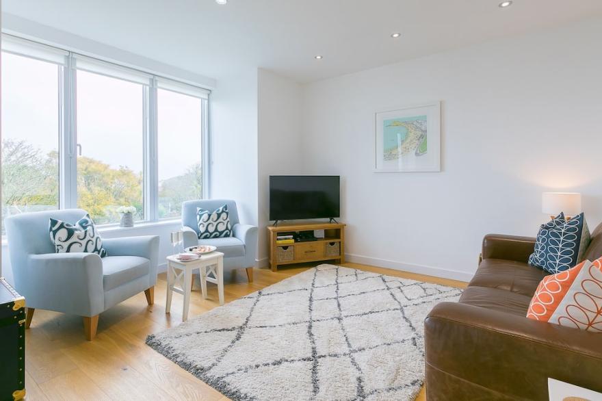 THE LIGHTHOUSE, family friendly, country holiday cottage in St Ives