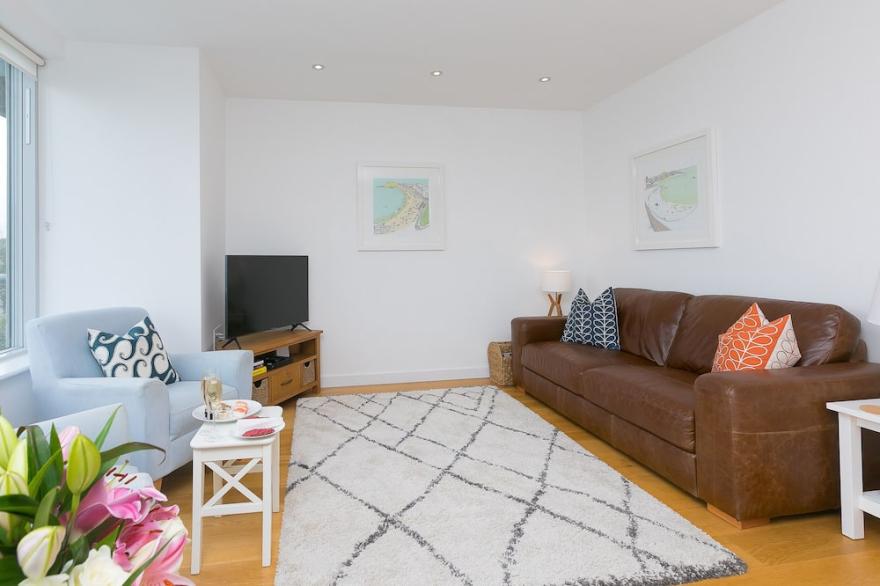 THE LIGHTHOUSE, family friendly, country holiday cottage in St Ives