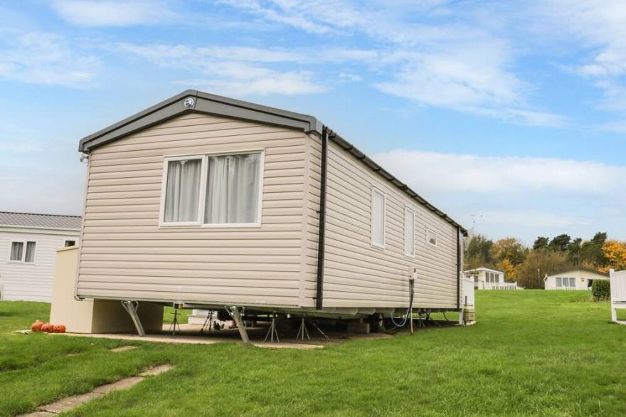 LAWLOR'S RETREAT, family friendly, country holiday cottage in Cayton