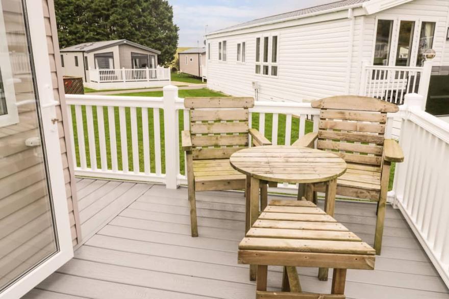 LAWLOR'S RETREAT, family friendly, country holiday cottage in Cayton