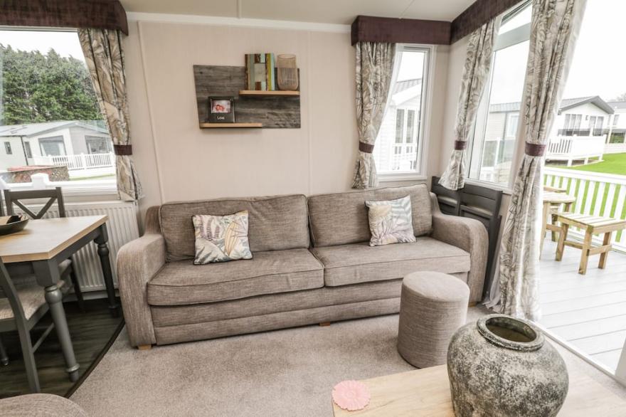 LAWLOR'S RETREAT, family friendly, country holiday cottage in Cayton