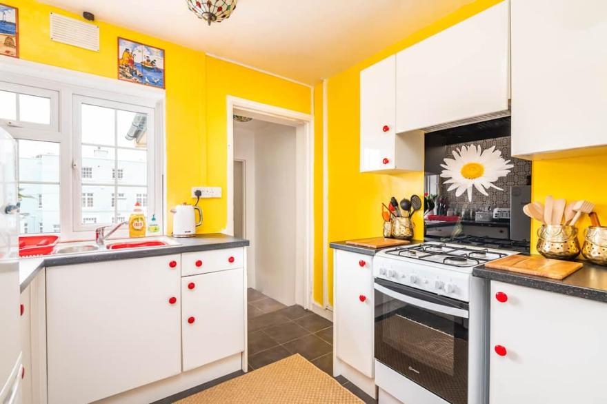 Unique Pirate Cottage in Penryn, Falmouth with hot tub, sleeps max 8