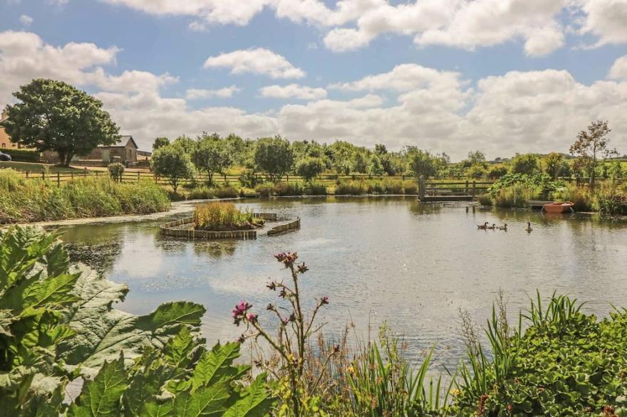 HAWTHORN COTTAGE, pet friendly, with a garden in Tregony