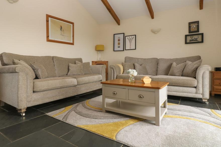 HAWTHORN COTTAGE, pet friendly, with a garden in Tregony