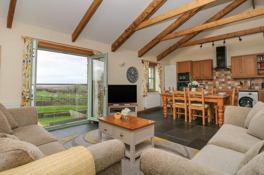HAWTHORN COTTAGE, pet friendly, with a garden in Tregony