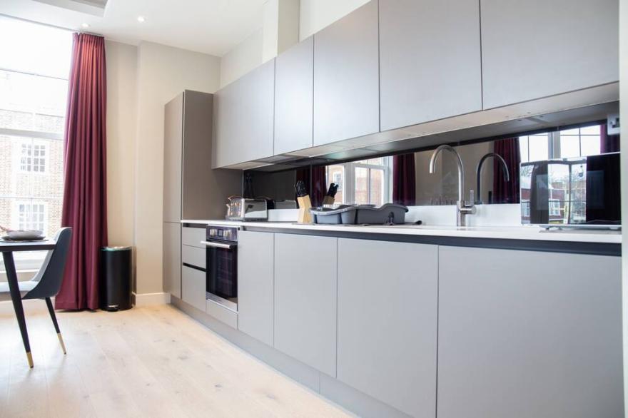 Luxury 2 Bedroom Apartment Near Train Station