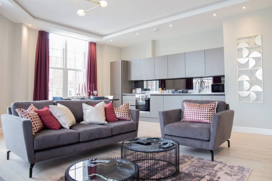 Luxury 2 Bedroom Apartment Near Train Station