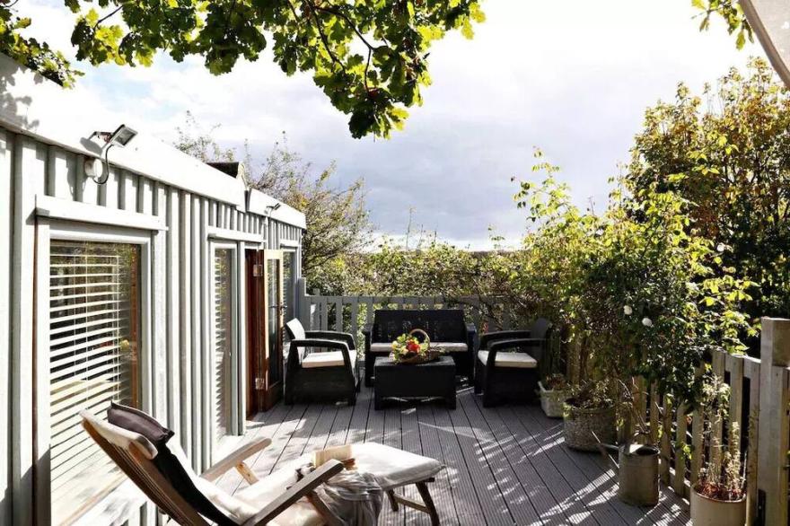 Pirates Lookout: Pirates Lookout, 2 bedroom woodland lodge