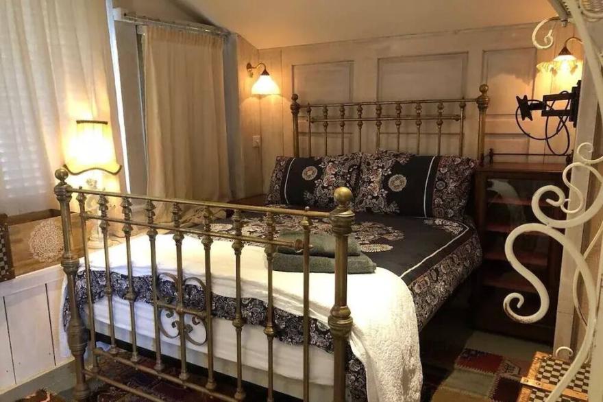 Pirates Lookout: Pirates Lookout, 2 bedroom woodland lodge
