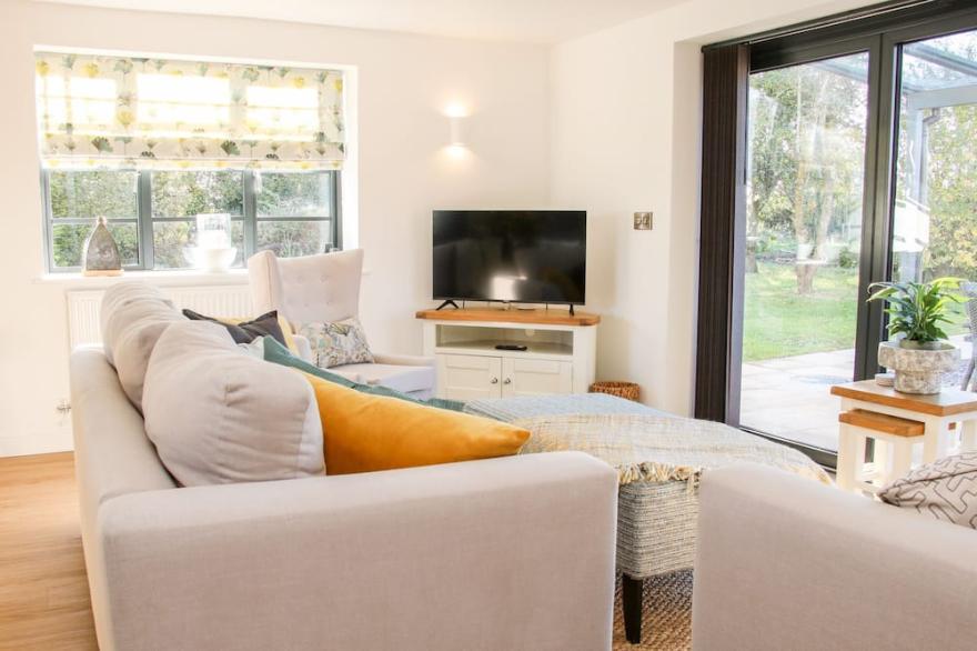 FORRESTER HOUSE, pet friendly, character holiday cottage in Wem