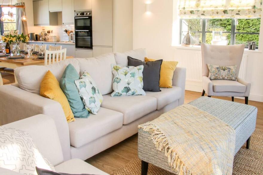 FORRESTER HOUSE, pet friendly, character holiday cottage in Wem