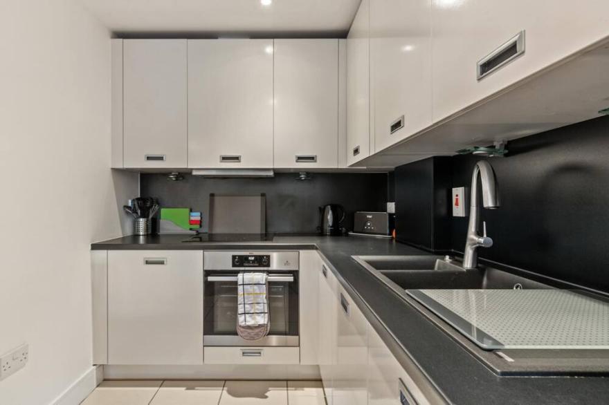 12 Rhodewood - Modern Apartment Close to Village and Beach