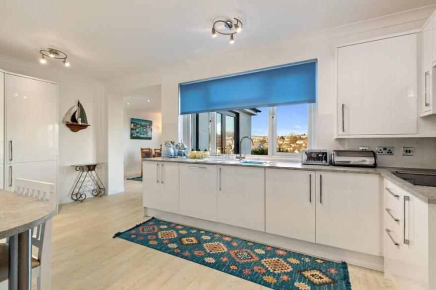 Four Oaks - Sea Views, Parking, Enclosed Garden, Dog Friendly
