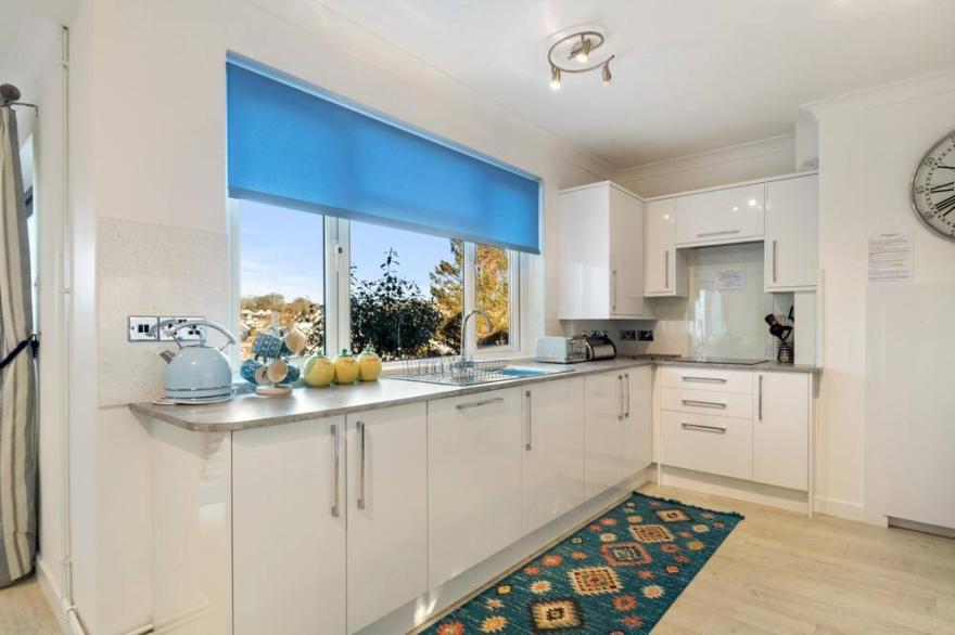 Four Oaks - Sea Views, Parking, Enclosed Garden, Dog Friendly