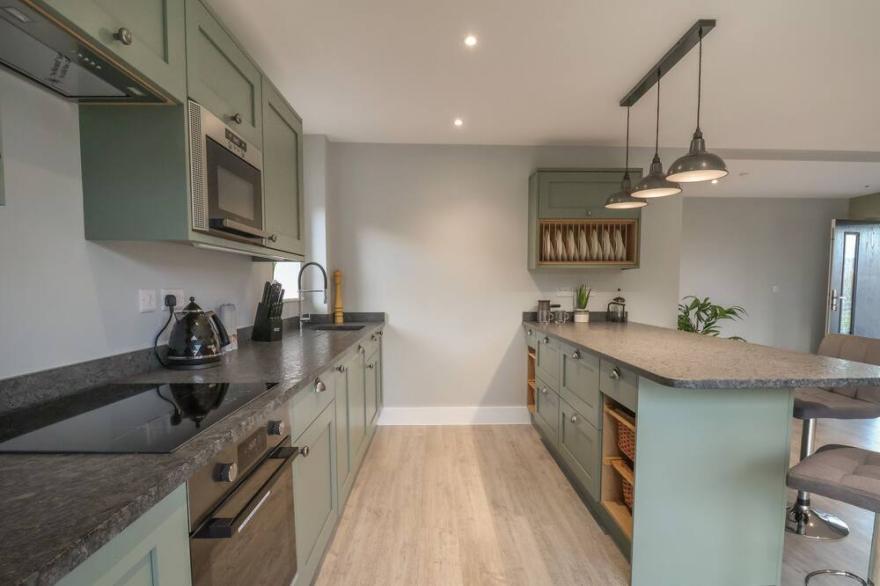FRON HAUL - GWENNOL, family friendly, with hot tub in Ruthin