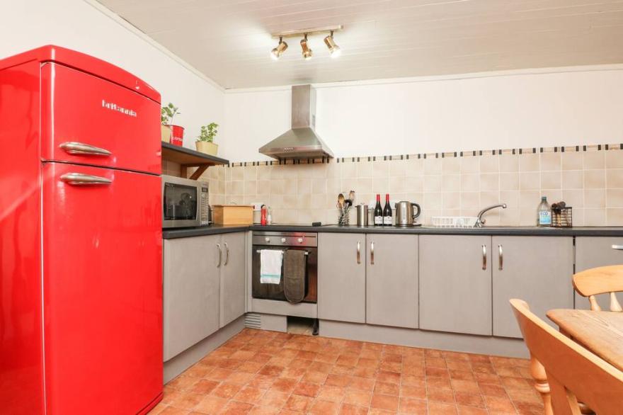 BRAMBLE COTTAGE, pet friendly, with a garden in Bridestowe