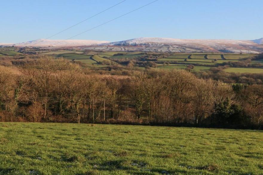THE ROUNDHOUSE, pet friendly, character holiday cottage in Bridestowe