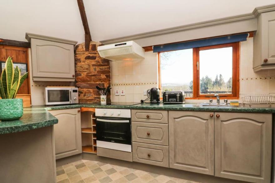THE ROUNDHOUSE, pet friendly, character holiday cottage in Bridestowe