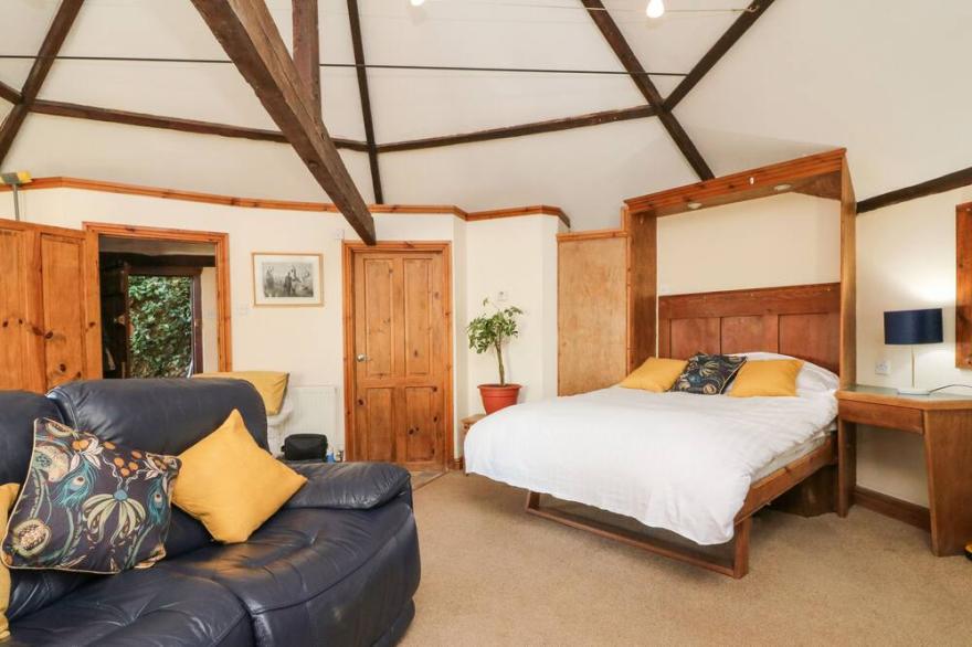 THE ROUNDHOUSE, pet friendly, character holiday cottage in Bridestowe