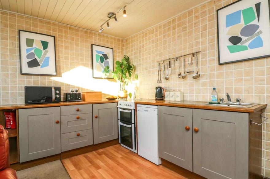 BRACKEN COTTAGE, pet friendly, with a garden in Bridestowe
