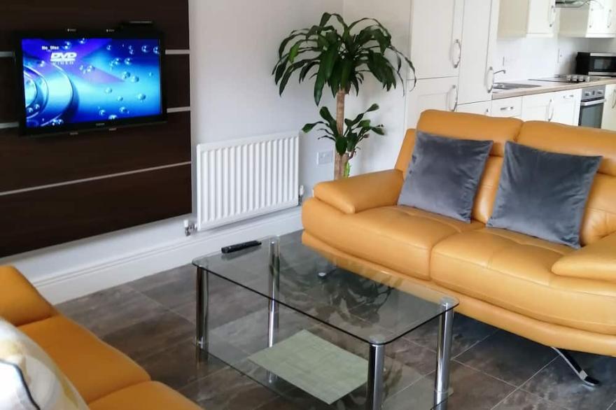 Stone's Throw, open plan modern house, a short walk from Chesil Beach