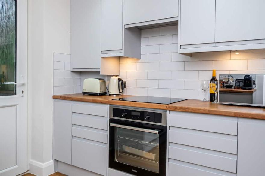 Stunning 2-Bed Apartment in Purley - Croydon Gem