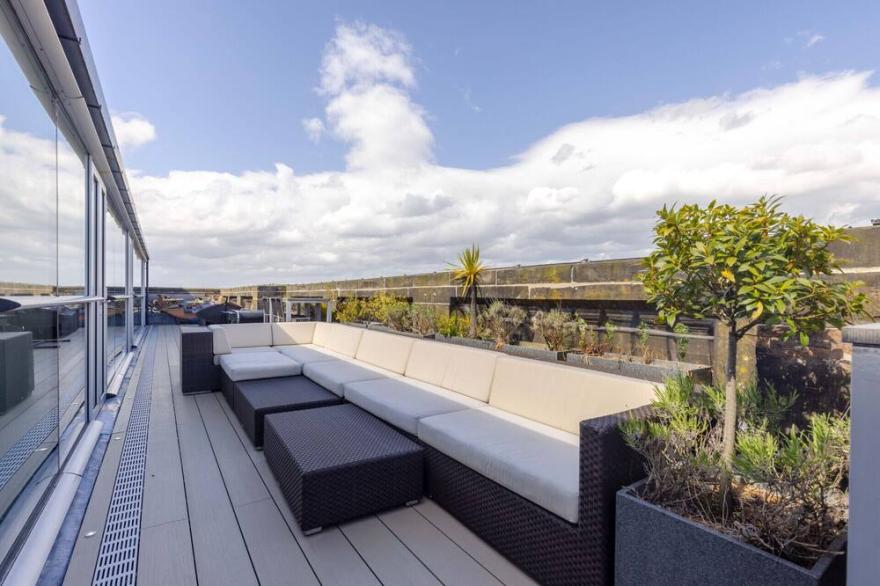 ALTIDO Beautiful 4-bed penthouse with terrace & jacuzzi