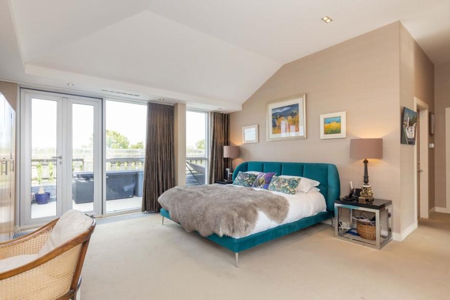 ALTIDO Beautiful 4-bed penthouse with terrace & jacuzzi