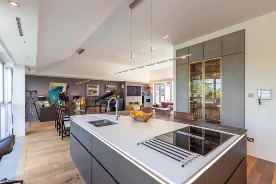 ALTIDO Beautiful 4-bed penthouse with terrace & jacuzzi