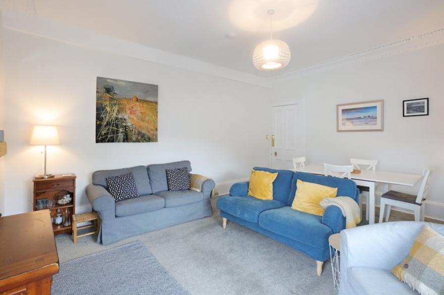 Two bedroom apartment with sea views in the heart of North Berwick. Sleeps 7.