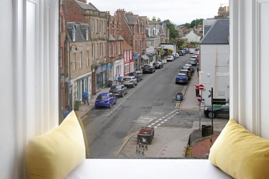 Two bedroom apartment with sea views in the heart of North Berwick. Sleeps 7.