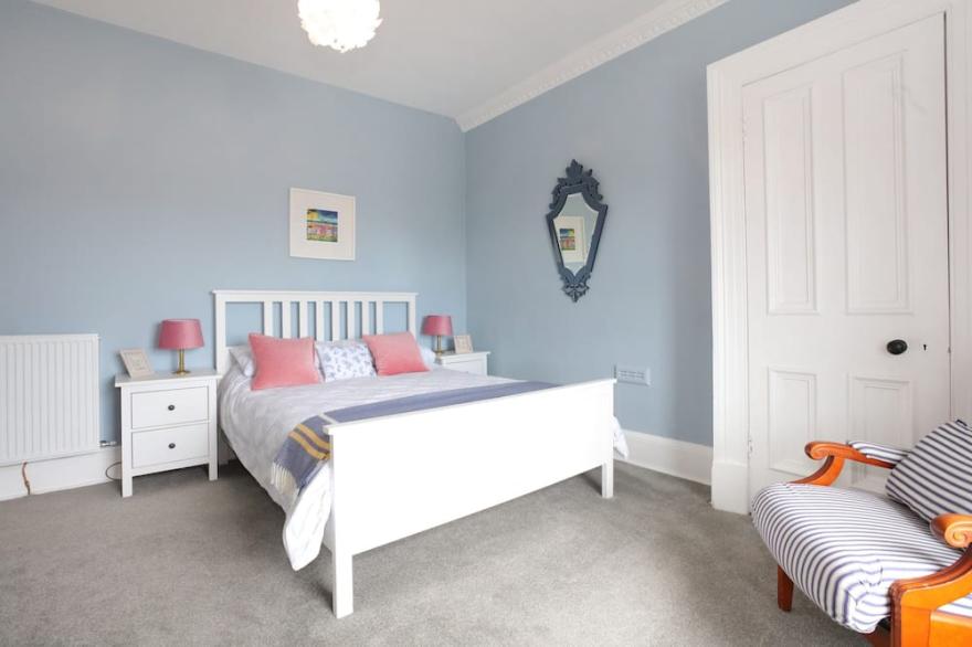 Two bedroom apartment with sea views in the heart of North Berwick. Sleeps 7.