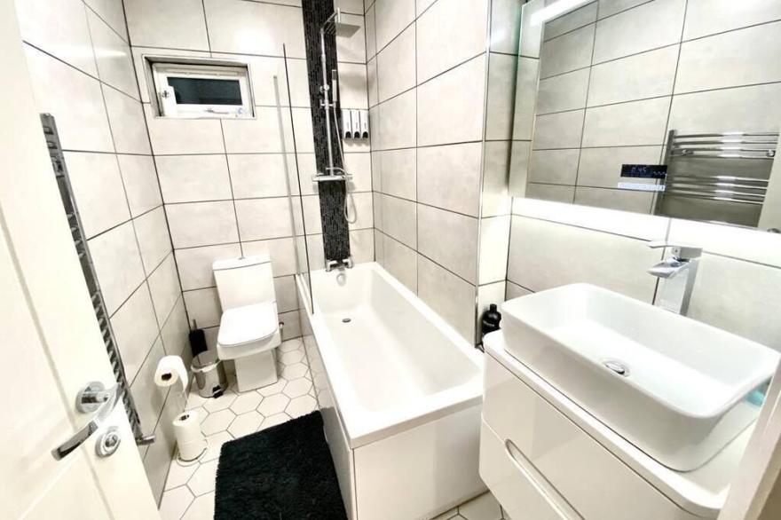 Modern open plan cosey 1 bed apartment, close to train station and free parking