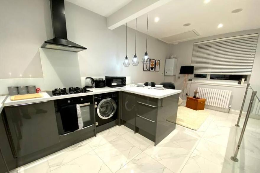 Modern open plan cosey 1 bed apartment, close to train station and free parking